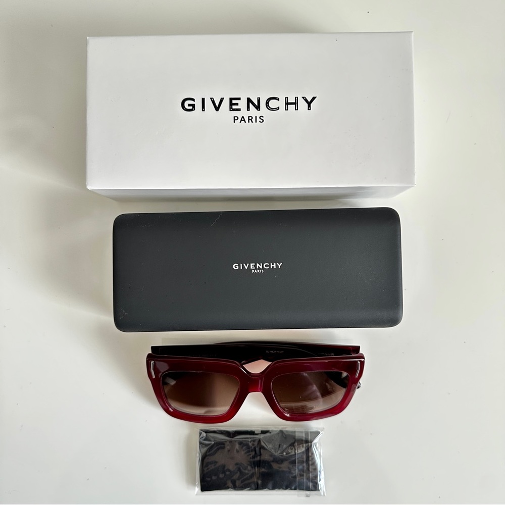 Givenchy Square Oversized Sunglasses     GV 7015/S - Picture 7 of 7